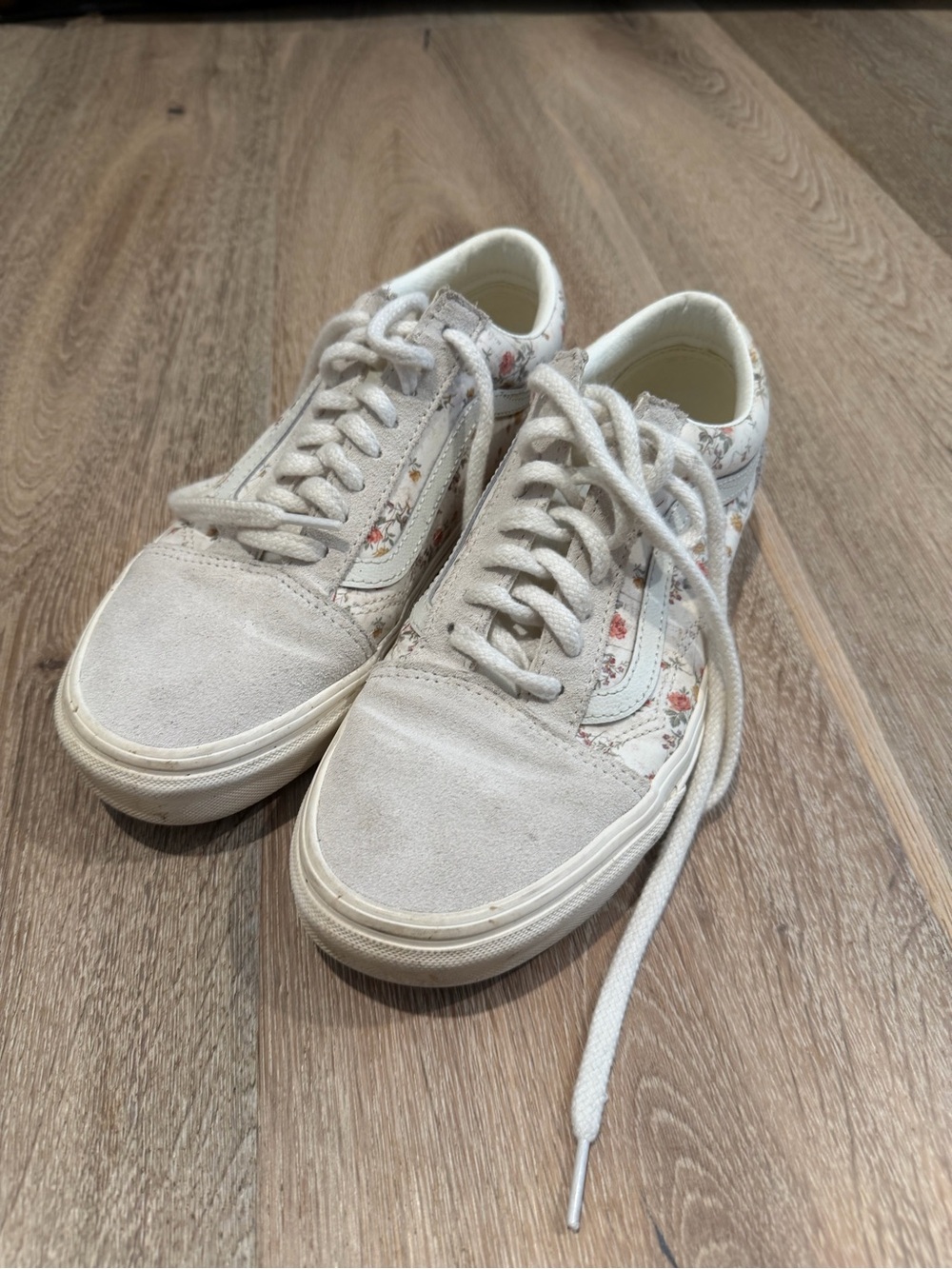 Women’s Cream Floral Low-Top Casual Sneakers